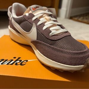 BRAND NEW Nike Women's Sneakers Waffle Debut Vintage in Purple and White